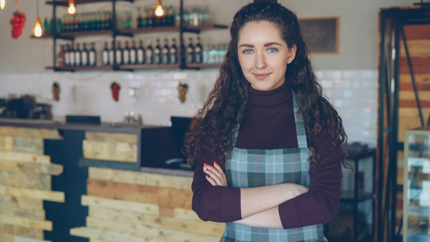 Titolare di una caffetteria nella sua attività